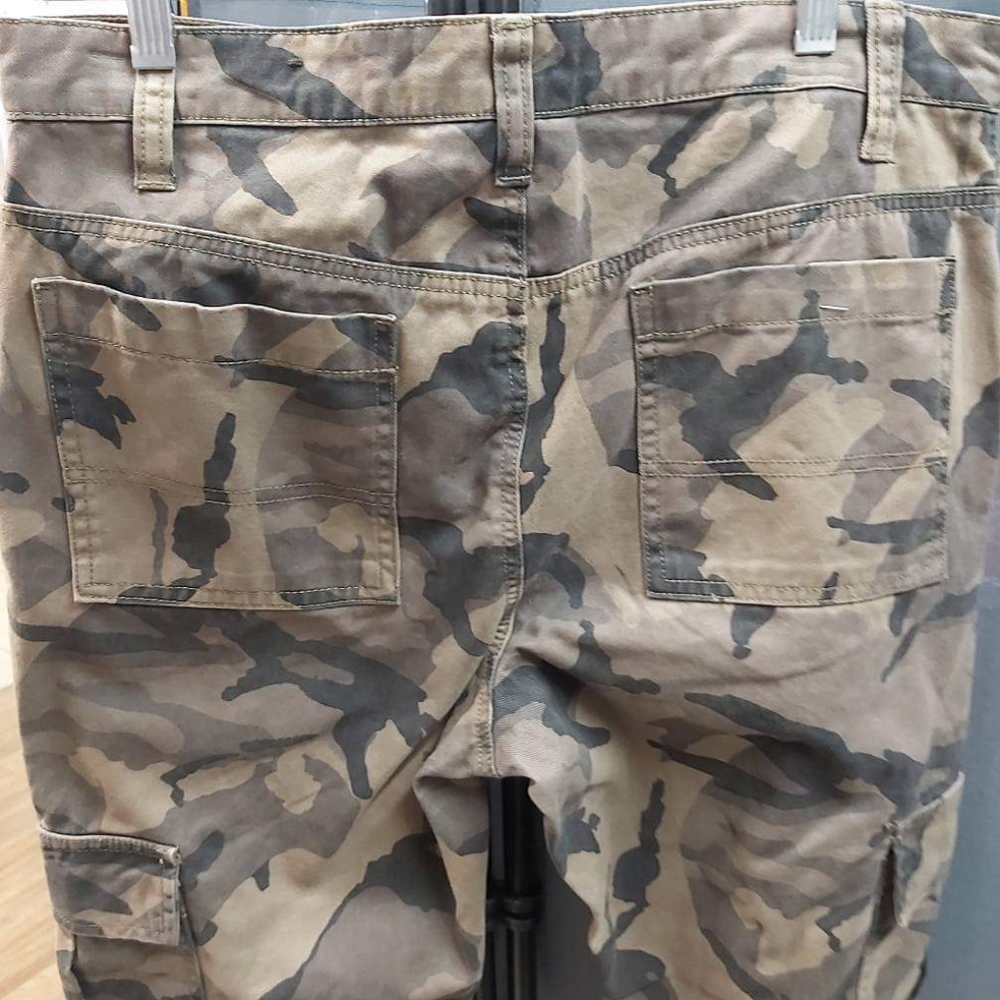 💢SOLD💢Men's CAMO Cargo Pants - Picture 5 of 11